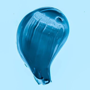 Mavi fırça darbesi ya da makyaj lekesi yakın çekim, güzellik kozmetiği ve ruj dokusu