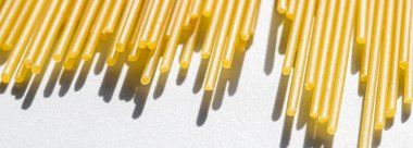 Pişmemiş tam tahıllı spagetti, organik gıda malzemesi olarak İtalyan makarnası, makro ürün ve yemek kitabı tarifi.