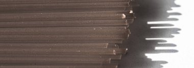 Çiğ çiğ spagetti, organik gıda malzemesi olarak İtalyan makarnası, makro ürün ve yemek kitabı tarifi.