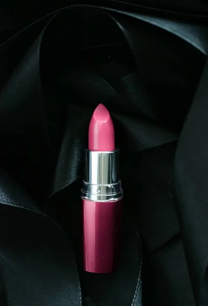 Roze lippenstift op zwarte zijde achtergrond, luxe make-up en schoonheid cosmetische — Stockfoto