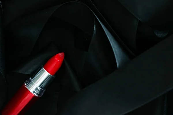 Rouge à lèvres rouge sur fond de soie noire, maquillage de luxe et cosmétiques de beauté — Photo