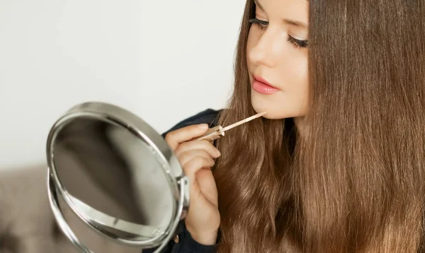 Belleza blogger aplicación de maquillaje, retrato de hermosa modelo mujer, cuidado de la piel y cosméticos — Foto de Stock