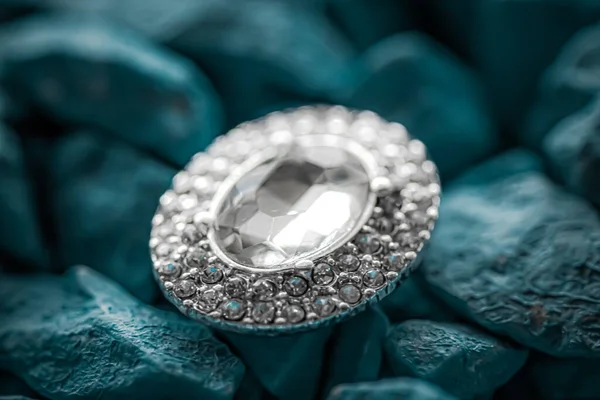 Brincos de diamante de luxo closeup, jóias e marca de moda — Fotografia de Stock