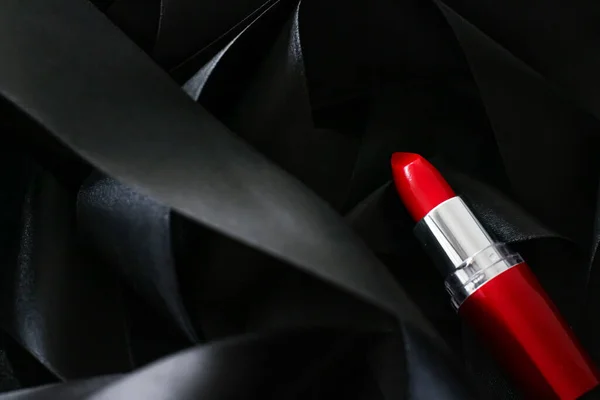 黑色丝绸背景、奢华化妆品和化妆品上的红色口红 — 图库照片