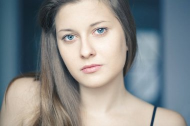 Genç bir kadının güzel yüz portresi, doğal makyaj görünüşü, cilt bakımı ve kozmetik.