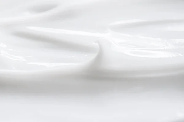 純粋な白いクリームの質感を背景に、手を洗うクリーミーな石鹸と有機化粧品 — ストック写真