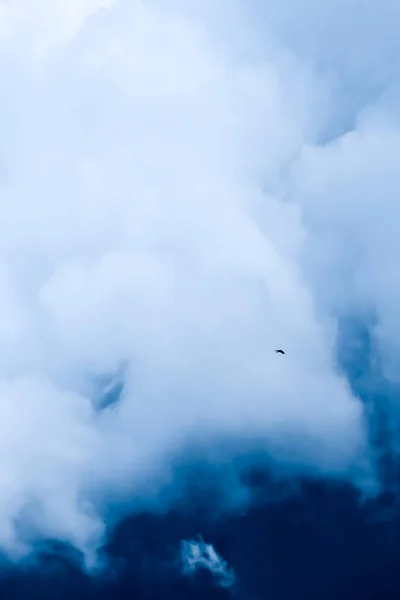 Мечтательное голубое небо и облака, духовный и природный фон — стоковое фото