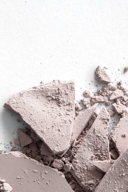 Makyaj paleti gibi soluk göz farı pudrası beyaz arka planda izole edilmiş, ezilmiş kozmetik ve güzellik dokusu