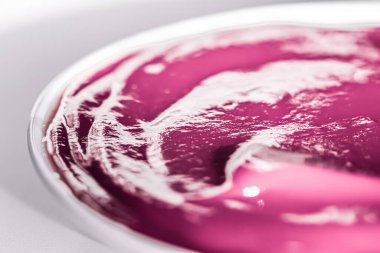 Kahvaltı için pembe kremalı reçel, yemek arkaplanı ve sağlıklı tatlı.