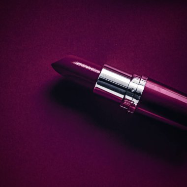 Şatafatlı ruj ve erik rengi tatil arka planında ipek kurdele, güzellik markası ürün tasarımı için makyaj ve kozmetik flatlay