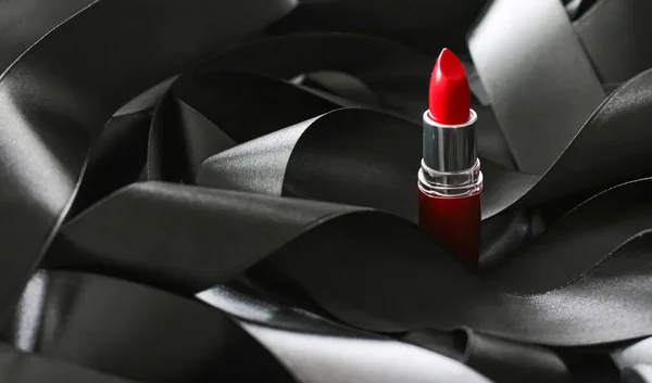 黑色丝绸背景、奢华化妆品和化妆品上的红色口红 — 图库照片