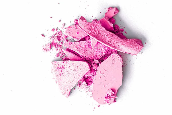 Polvo de sombra de ojos rosa como primer plano de paleta de maquillaje aislado sobre fondo blanco, cosméticos triturados y textura de belleza — Foto de Stock