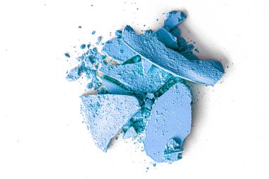 Makyaj paleti olarak mavi far pudrası beyaz arka planda izole edilmiş, ezilmiş kozmetik ve güzellik dokusu