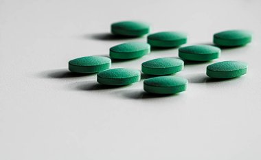 Bitkisel ilaç olarak nane hapları, ilaç markası, beslenme sağlık hizmetleri olarak probiyotik ilaçlar veya ilaç endüstrisi reklamları için diyet takviyesi ürünleri