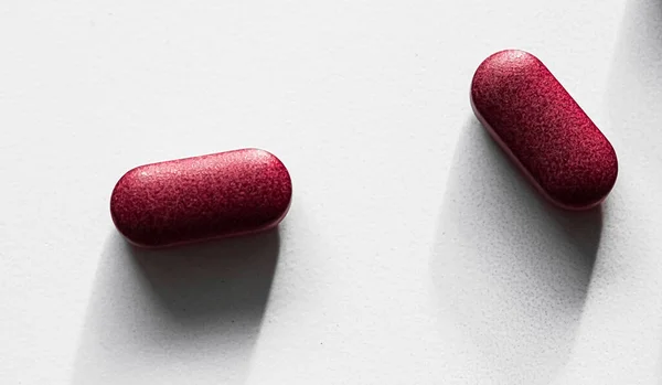 Pílulas vermelhas como medicamentos à base de plantas, loja de marca farmacêutica, drogas probióticas como cuidados de saúde nutricional ou suplementos dietéticos para anúncio da indústria farmacêutica — Fotografia de Stock