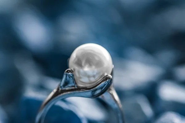 Pärlan ring närbild, smycken och tillbehör varumärke — Stockfoto