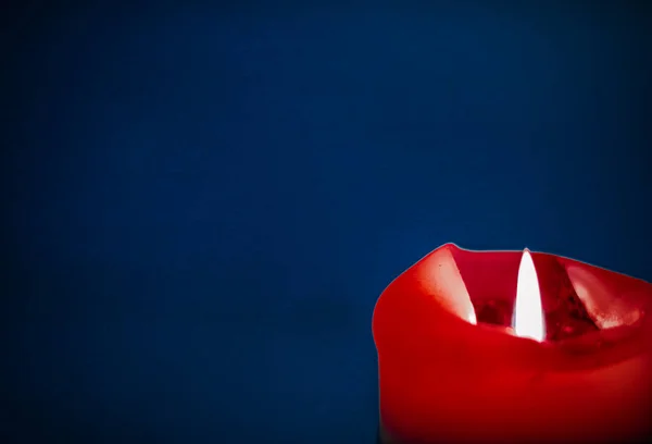 Bougie de vacances rouge sur fond bleu, design de marque de luxe et décoration pour Noël, Saint-Sylvestre et Saint-Valentin — Photo
