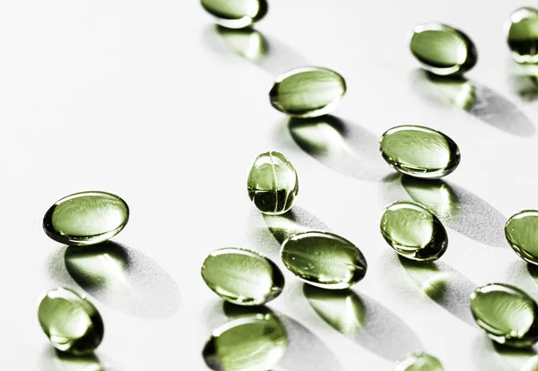 Cápsulas de ervas verdes para alimentação saudável, loja de marca farmacêutica, pílulas de drogas probióticas como produtos de saúde ou suplemento para anúncio da indústria farmacêutica — Fotografia de Stock