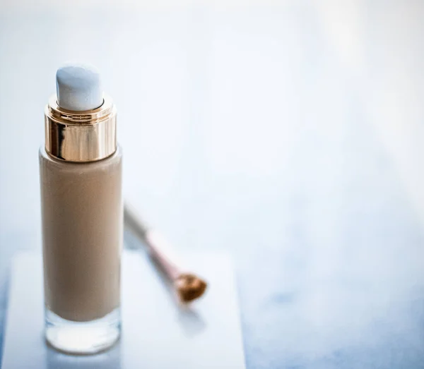 Smink alapítvány palack és kontúrozó kefe márvány, make-up elrejtő bb krém kozmetikai termék luxus szépség márka ünnep design — Stock Fotó