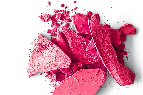 Rosa ögonskugga pulver som makeup palett närbild isolerad på vit bakgrund, krossad kosmetika och skönhet konsistens — Stockfoto