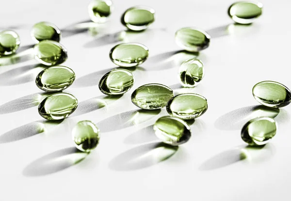 Capsules à base de plantes vertes pour une alimentation saine, magasin de marque pharmaceutique, pilules de médicaments probiotiques comme produits de soins de santé ou de suppléments pour la publicité de l'industrie pharmaceutique — Photo