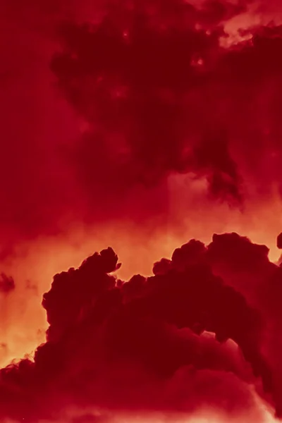 Llamas de fuego caliente o nubes rojas como diseño de fondo minimalista — Foto de Stock