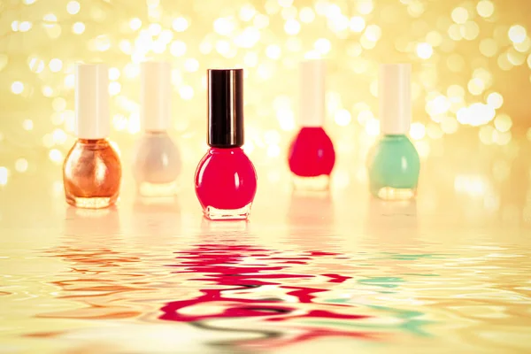 Frascos de esmalte de uñas para manicura y pedicura, belleza y productos cosméticos — Foto de Stock