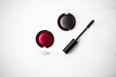 Göz farı, mermer arka planda siyah silindir ve rimel, lüks güzellik ürünleri için göz kamaştırıcı makyaj ürünleri olarak göz farı, tatil bemol tasarımı