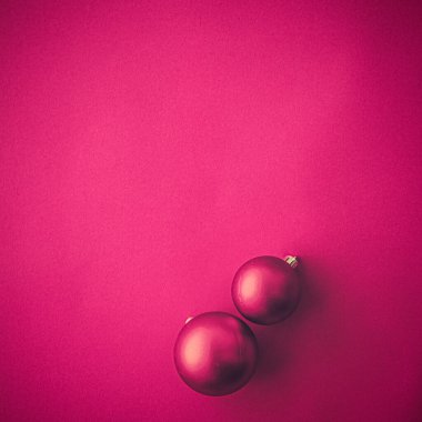 Pembe düz zemin üzerinde noel mücevherleri, lüks kış tatili kartı arka planı
