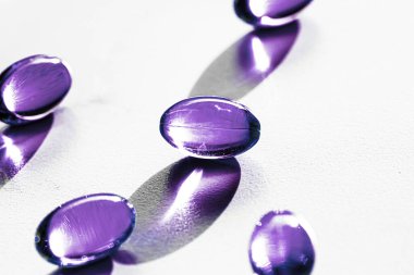 Sağlıklı beslenme için mor kapsüller, eczacılık markası mağazası, probiyotik ilaç hapları sağlık hizmeti olarak veya ilaç endüstrisi reklamları için destek ürünleri