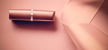 Lüks ruj ve pembe tatil arka planında ipek kurdele, güzellik markası ürün tasarımı için makyaj ve kozmetik flatlay