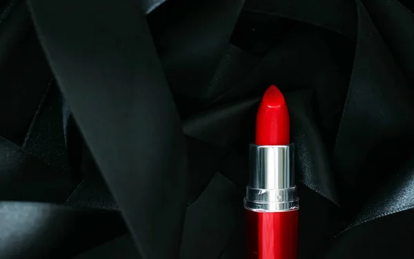 Batom vermelho em fundo de seda preta, maquiagem de luxo e cosméticos de beleza — Fotografia de Stock