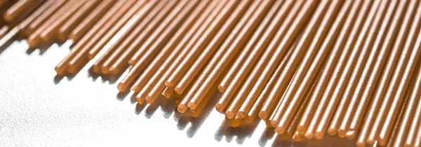 Kahverengi çiğ tahıllı spagetti, organik gıda malzemesi olarak İtalyan makarnası, makro ürün ve yemek kitabı tarifi.