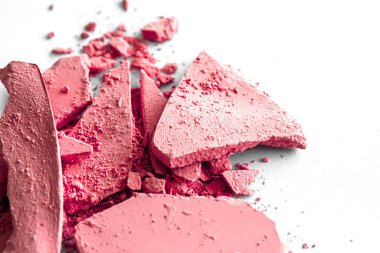 Makyaj paleti olarak kırmızı far pudrası beyaz arka planda izole edilmiş, ezilmiş kozmetik ve güzellik dokusu