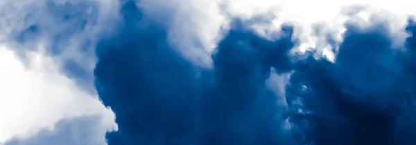 Минималистичный синий облачный фон как абстрактный фон, минимальный дизайн и художественный всплеск — стоковое фото