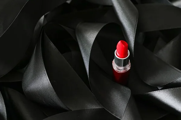 Batom vermelho em fundo de seda preta, maquiagem de luxo e cosméticos de beleza — Fotografia de Stock