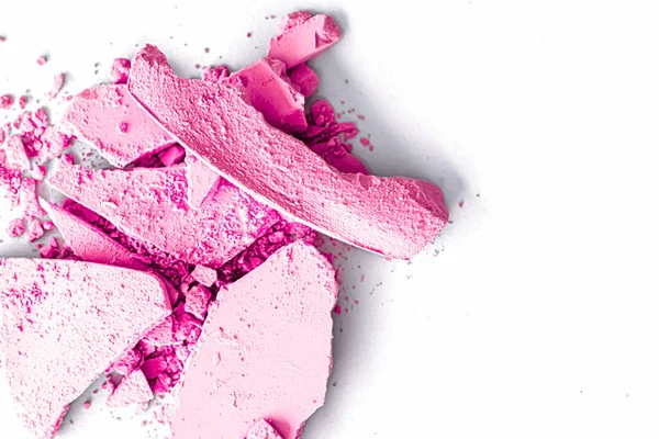 Polvo de sombra de ojos rosa como primer plano de paleta de maquillaje aislado sobre fondo blanco, cosméticos triturados y textura de belleza — Foto de Stock
