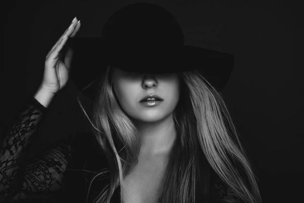 Hermosa mujer rubia con sombrero, retrato de cine artístico en blanco y negro para la campaña de moda y la marca de belleza — Foto de Stock