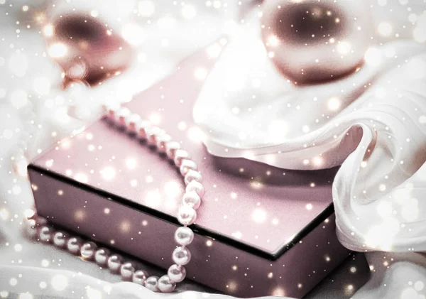Vánoční kouzelná dovolená pozadí, slavnostní ozdoby, červená růžová vinobraní dárkové krabice a zlaté třpytky jako zimní sezóna dárek pro luxusní design značky — Stock fotografie