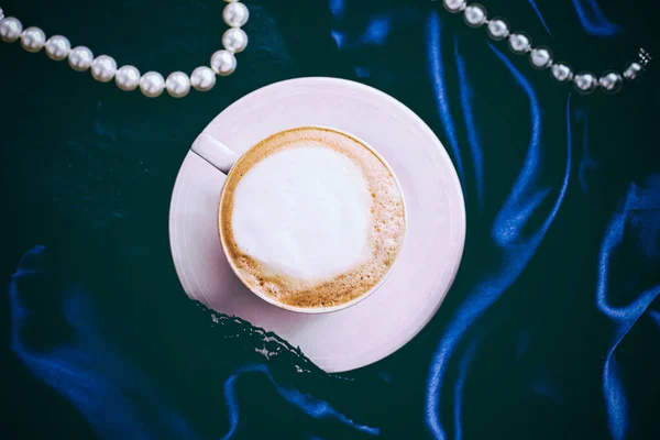 Cangkir cappuccino untuk sarapan dengan latar belakang perhiasan satin dan mutiara, kopi organik dengan susu gratis laktosa di kafe Paris untuk merek liburan mewah — Stok Foto