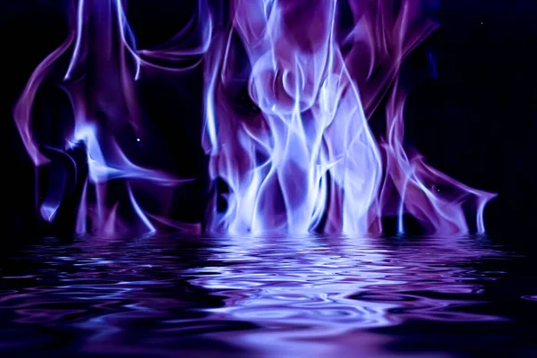 Abstraktní fialový kouř ve vodě jako minimální pozadí, magické pozadí a průtokový design — Stock fotografie