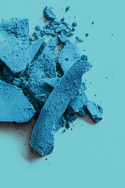 Makyaj paleti olarak mavi göz farı kaplaması, ezilmiş kozmetik ürünleri ve güzellik dokusu