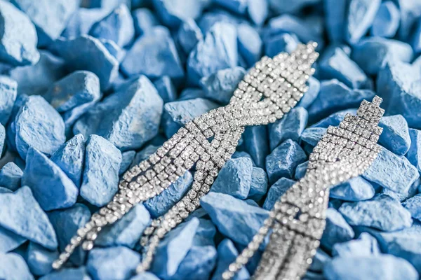 Orecchini di diamanti di lusso primo piano, gioielli e marca di moda — Foto Stock