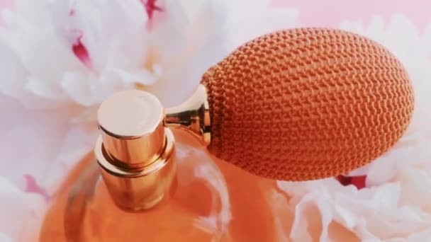 Butelka perfum cytrusowych z kwiatami piwonii, elegancki zapach jako luksusowy kosmetyk, moda i piękno tło produktu — Wideo stockowe