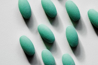 Bitkisel ilaç olarak nane hapları, ilaç markası, beslenme sağlık hizmetleri olarak probiyotik ilaçlar veya ilaç endüstrisi reklamları için diyet takviyesi ürünleri