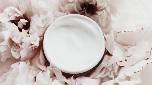 Αντιγηραντική κρέμα προσώπου βαζάκι και παιώνια λουλούδια, καθαρή ενυδατική κρέμα ως ρουτίνα φροντίδας του δέρματος για καλλυντικά πολυτελείας, προϊόν ομορφιάς και μάρκας περιποίησης δέρματος — Αρχείο Βίντεο
