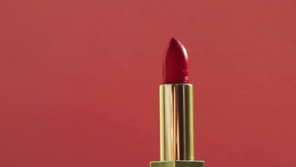 Batom vermelho chique em tubo dourado e clarões brilhantes, produto de maquiagem de luxo e cosméticos de férias para a marca de beleza — Vídeo de Stock