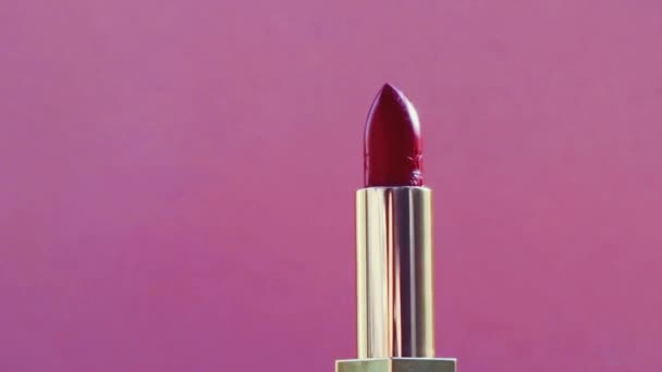 Lápiz labial rosa en tubo dorado y destellos de luz brillante, producto de maquillaje de lujo y cosméticos de vacaciones para la marca de belleza — Vídeos de Stock