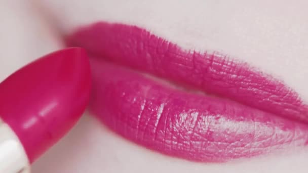 Labios con lápiz labial rosa y dientes blancos sonriendo, macro primer plano de sonrisa femenina feliz, salud dental y maquillaje de belleza — Vídeo de stock