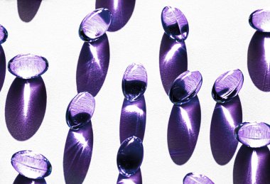 Sağlıklı beslenme için mor kapsüller, eczacılık markası mağazası, probiyotik ilaç hapları sağlık hizmeti olarak veya ilaç endüstrisi reklamları için destek ürünleri